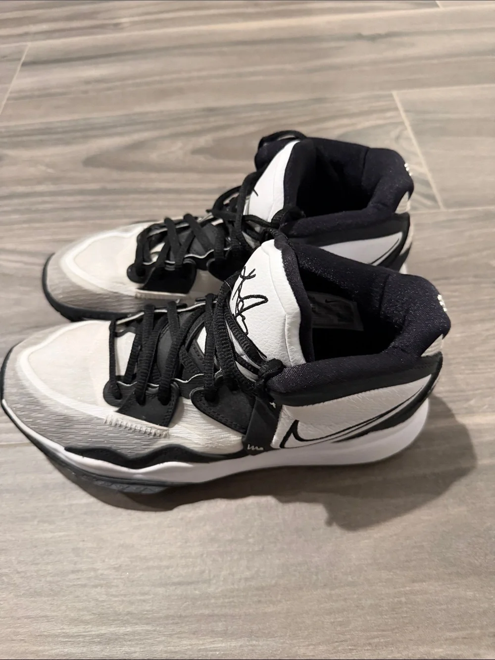 Men's size 8 - Nike Kyrie Sneaker